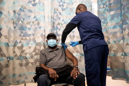 Un hombre es vacunado contra el coronavirus en Compton, California (EE.UU.). EFE/Etienne Laurent/Archivo

