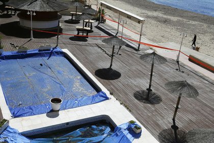 FOTO DE ARCHIVO. Vista general de un hotel cerrado y un bar con terraza en la playa de Magaluf en la isla de Mallorca, España. 24 de marzo de 2021. REUTERS/Enrique Calvo