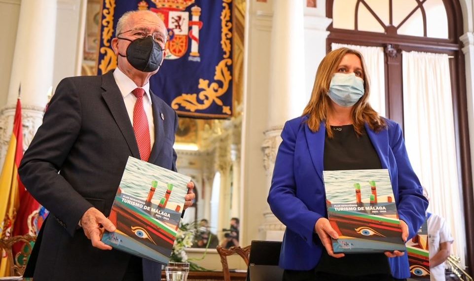El alcalde de M&aacute;laga, Francisco de la Torre, y la concejala de Turismo, Promoci&oacute;n de la Ciudad y Captaci&oacute;n de Inversiones, Rosa S&aacute;nchez, durante la presentaci&oacute;n del &lsquo;Plan Estrat&eacute;gico Turismo de M&aacute;laga 2021-2024&rsquo;