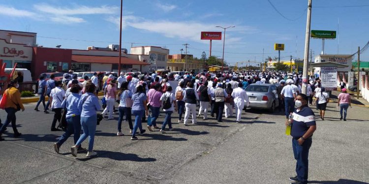 Marchan y bloquean trabajadores de salud del Istmo