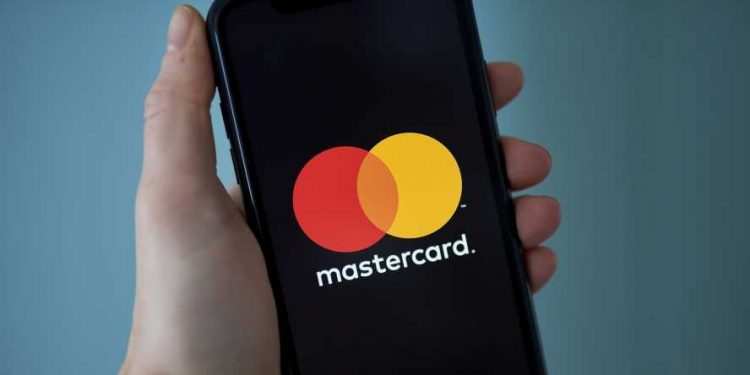 Mastercard pospondrá aumento de tarifas por uso de sus tarjetas hasta abril de 2022