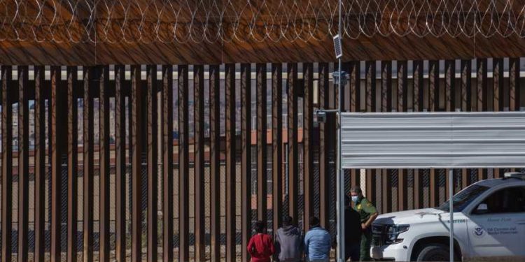 México restringe viajes no esenciales vía terrestre en frontera sur