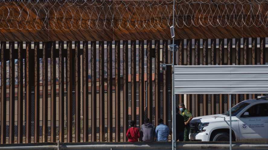 México restringe viajes no esenciales vía terrestre en frontera sur