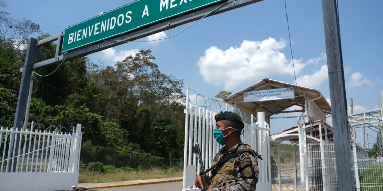México restringe viajes y tránsito no esencial en la frontera sur por COVID-19