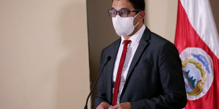 Ministro recomienda posponer viajes al extranjero por nuevas variables del COVID-19
