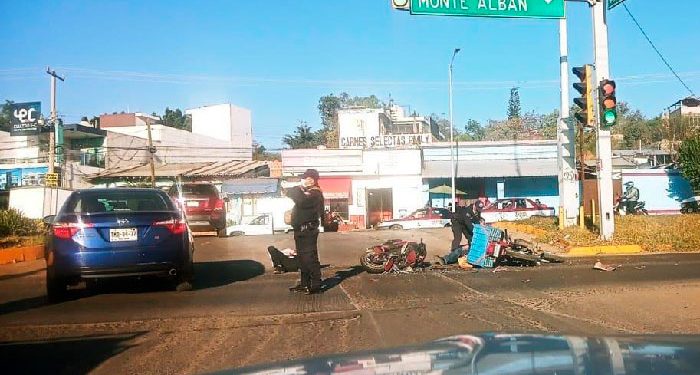 Motociclistas se impactan en carretera de Xoxo