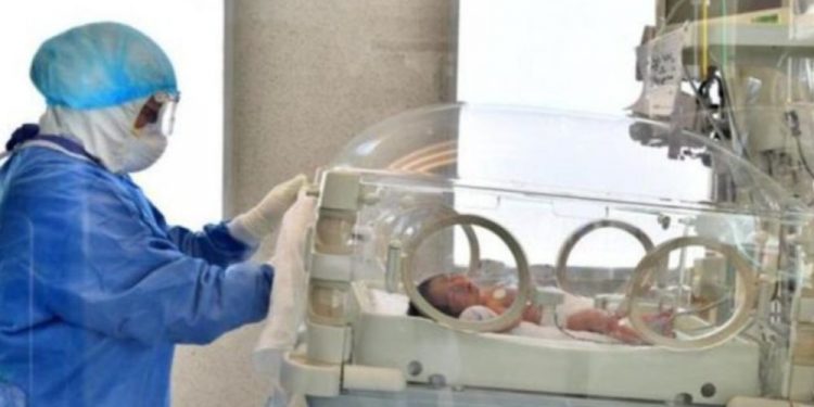 Nace en EU primera bebé con anticuerpos de Covid-19
