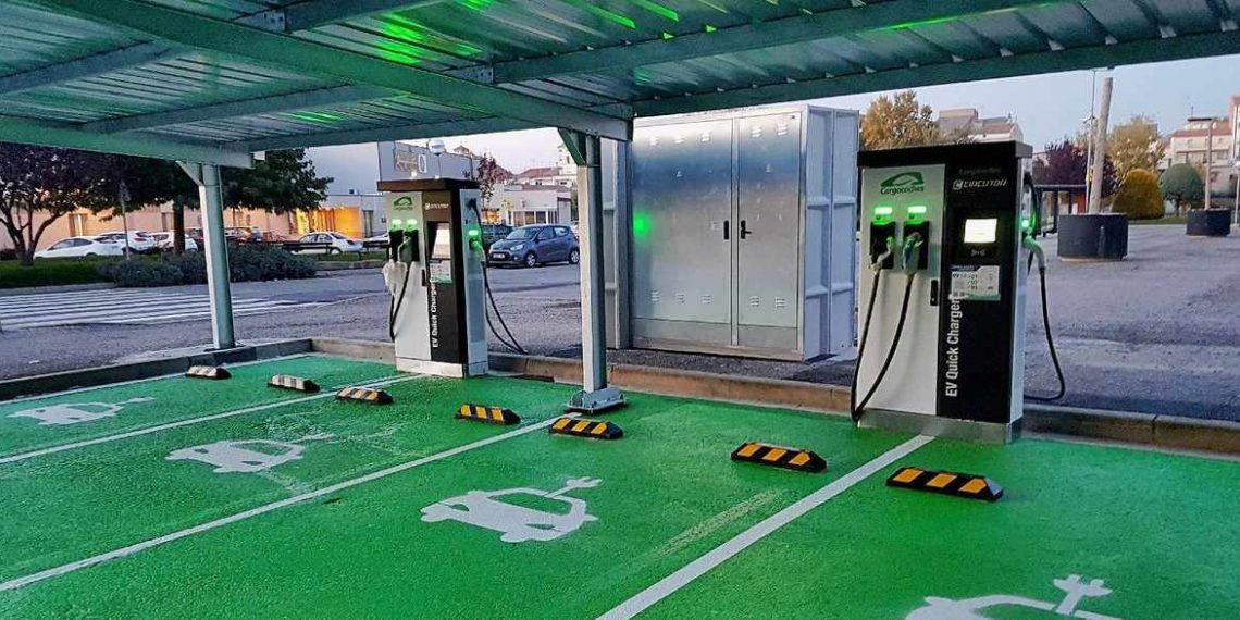 No. Viajar en coche eléctrico no es más caro que en un modelo diésel o gasolina