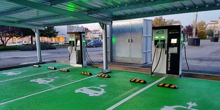 No. Viajar en coche eléctrico no es más caro que en un modelo diésel o gasolina