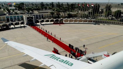 Foto del viernes de la bienvenida de funcionarios iraquíes al Papa Francisco en el aeropuerto de Bagdad. 
Mar 5, 2021. Iraqi Prime Minister Media Office/Handout via REUTERS 
ATENCIÓN EDITORES, ESTA IMAGEN FUE PROVISTA POR UNA TERCERA PARTE
