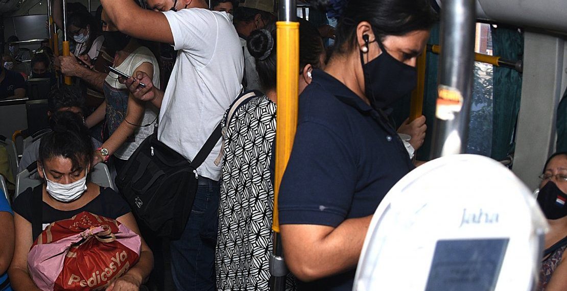 Pasajeros sin alternativas van en buses llenos