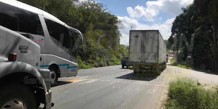 Peligro por falta de señaléticas en transitado crucero