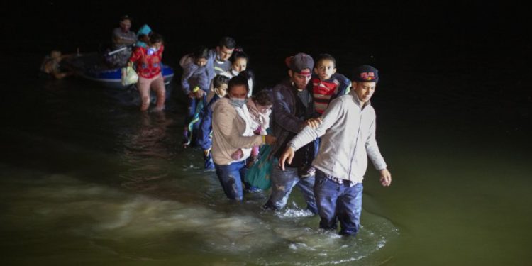 Pequeña ciudad fronteriza de Texas es una vía para niños migrantes