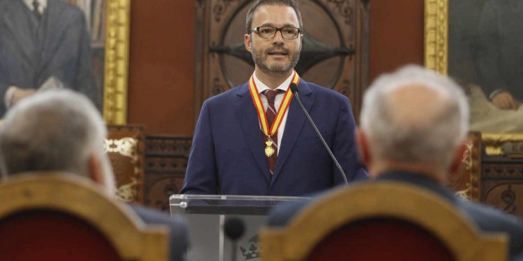 Pérez-Reverte llama "idiota" al alcalde de Palma por cambiar los nombres de las supuestas calles franquistas
