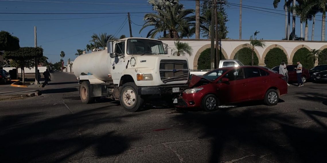 Pipa impacta contra un automvil en transitado crucero de Los Mochis