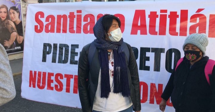 Pobladores de Santiago Atitlán, Mixe, bloquean crucero del estadio de béisbol, exigen acreditación de sus autoridades (09:35 h)