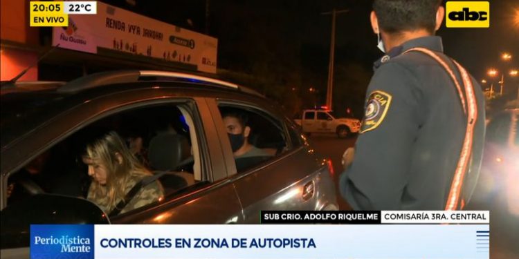 Policías realizan controles en zona de la Autopista - Periodísticamente