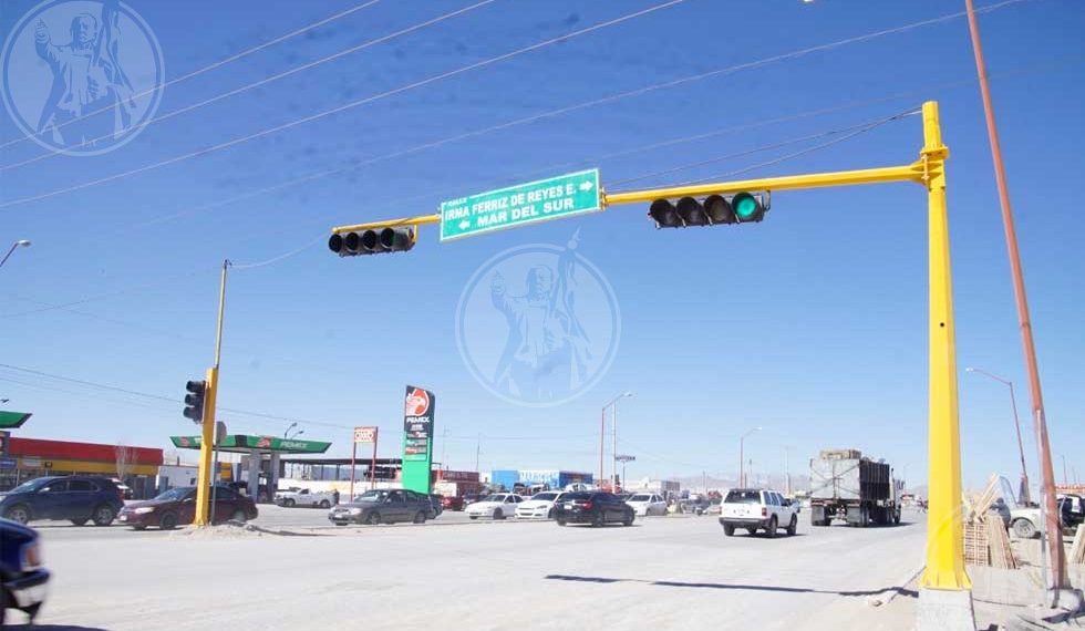 Ponen en funcionamiento nuevos semáforos en cruceros de la Talamás