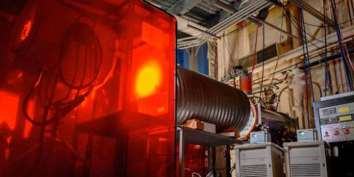 Foto: Probando las placas solares en el laboratorio. (US NAVY)