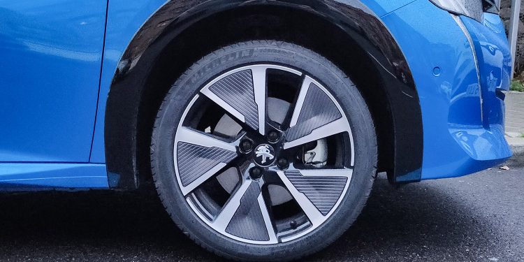 Prueba FCE. Peugeot e-208 consumo y autonomía en autopista a 120 km/h (vídeo)