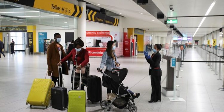 Pruebas rápidas de COVID-19 sirven tanto como la cuarentena para los viajes -estudio