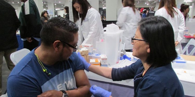 Qué es el “pasaporte de virus”, el documento que aerolíneas e industria turística demandan a Biden