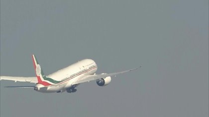Viajar en avión representa un riesgo bajo de contagio de COVID-19 (Foto: AFP)