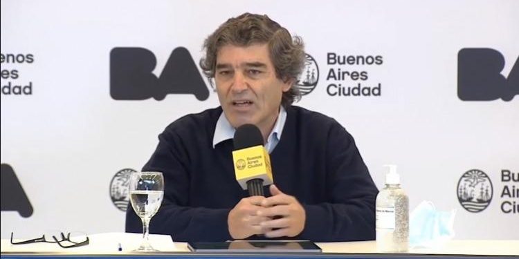 Quirós pidió restricciones en los viajes al exterior y justificó el desastre de River con cambio de estrategia en la segunda dosis