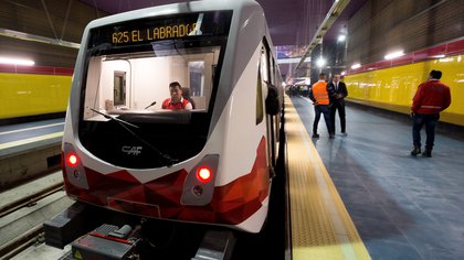 Mediante este modelo, la empresa pública a cargo del Metro contratará "la asistencia y asesoramiento" de una empresa pública de la comunidad internacional que brindará acompañamiento y la transferencia de conocimientos al personal de Metro de Quito. EFE/José Jácome/Archivo
