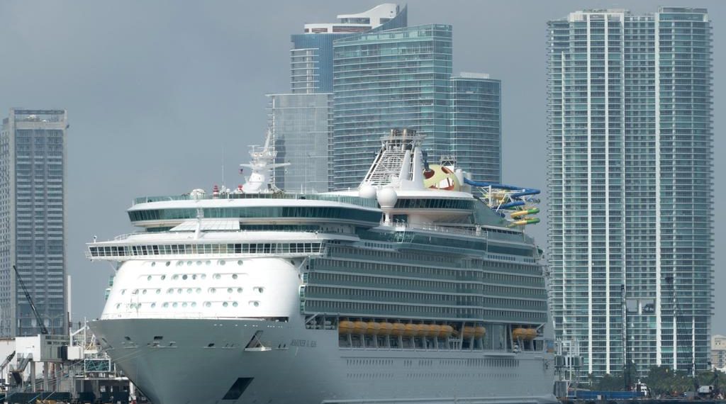 Dos cruceros de Royal Caribbean reanudarán actividades en junio, poniendo fin así a una pausa de un año en sus actividades causada por la pandemia, pero los pasajeros de 18 años o mayores deberán dar negativo a pruebas diagnósticas de coronavirus antes de abordar. (ARCHIVO)