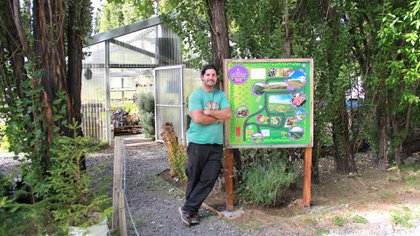 Pablo Morresi al lado de un cuartel con el recorrido de la Chacra. Atrás, su más moderno invernadero