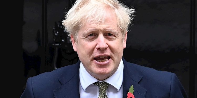 El ministro defendió la decisión anunciada anoche por el primer ministro, Boris Johnson, pese a que el comité científico que asesora al Ejecutivo ya había advertido hace varias semanas de que era necesario un confinamiento "corto" para detener el crecimiento de los contagios. EFE/EPA/FACUNDO ARRIZABALAGA
