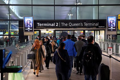 FOTO DE ARCHIVO: Viajeros en el aeropuerto de Heathrow, durante la epidemia de coronavirus (COVID-19), Londres, Reino Unido, 18 de enero de 2021. REUTERS/Henry Nicholls