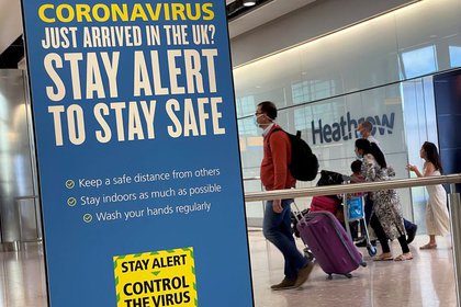 FOTO DE ARCHIVO: Cartel de una campaña de prevención de la COVID-19 en el área de llegadas internacionales del aeropuerto de Heathrow en Londres, Reino Unido, el 29 de julio de 2020. REUTERS/Toby Melville