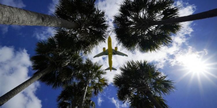 Repuntan viajes aéreos en EU tras un año de pandemia