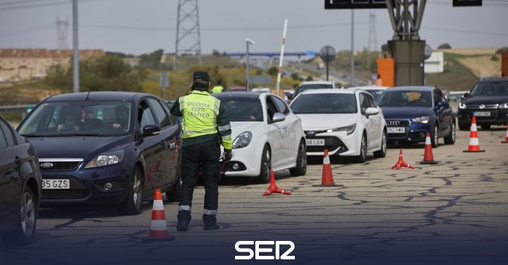 Retenciones de salida de Madrid por A-1 el segundo día del cierre perimetral y casi 10.000 controles en España | Sociedad