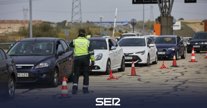 Retenciones de salida de Madrid por A-1 el segundo día del cierre perimetral y casi 10.000 controles en España | Sociedad