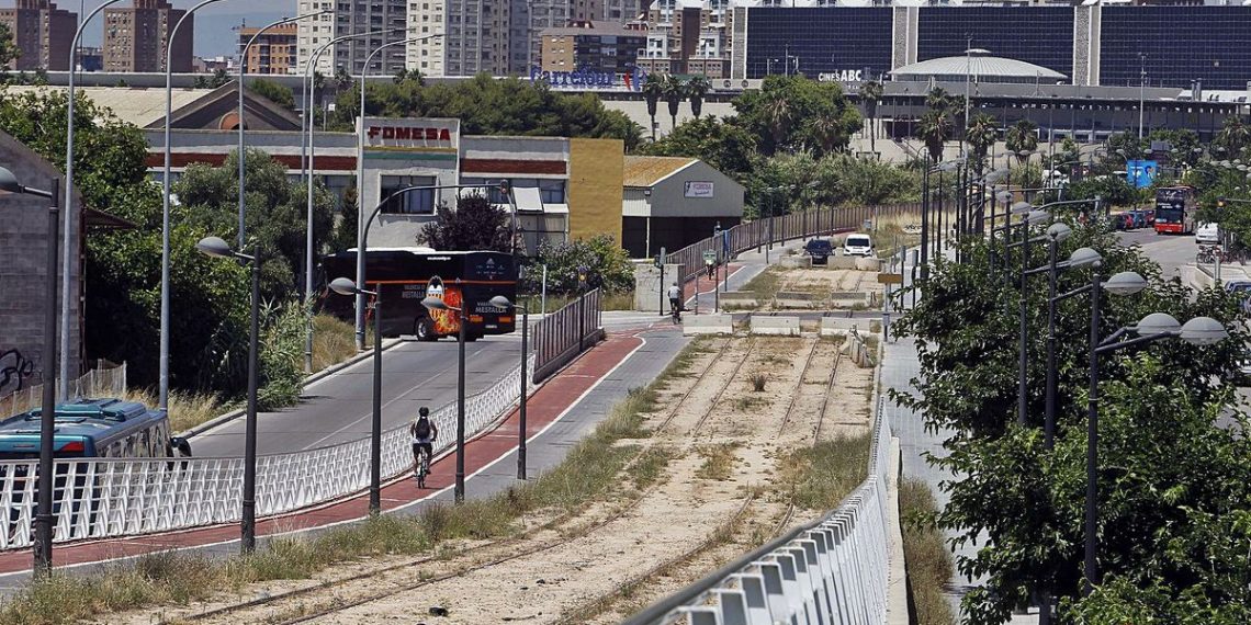 Tramo de la L-10 entre el Oceanogràfic y el barrio de Natzaret. | M. A. MONTESINOS