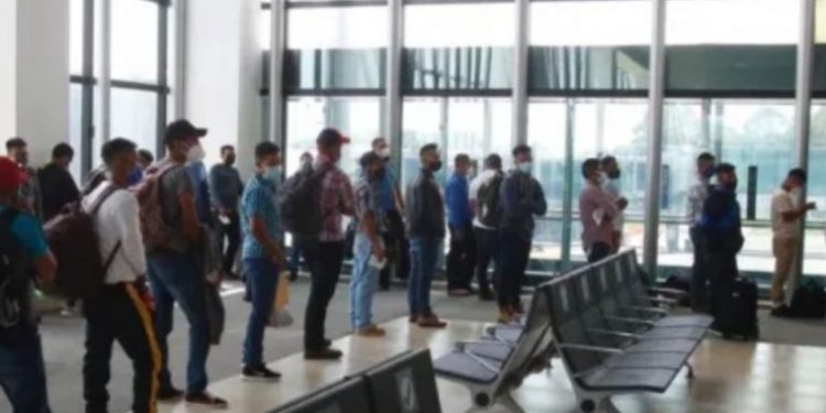 Pasajeros abordan un vuelo privado en La Aurora, donde se deben cumplir protocolos de prevención por el covid-19. (Foto Prensa Libre: Hemeroteca PL)