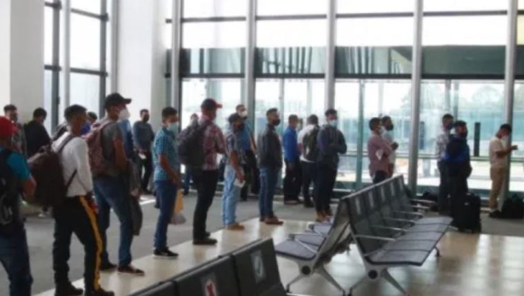 Pasajeros abordan un vuelo privado en La Aurora, donde se deben cumplir protocolos de prevención por el covid-19. (Foto Prensa Libre: Hemeroteca PL)
