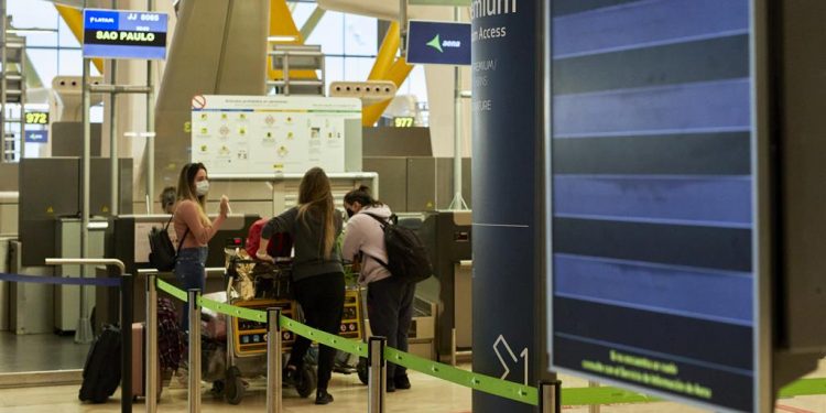 Sanidad amplía la cuarentena a los pasajeros que llegan a España para controlar las cepas sudafricana y brasileña