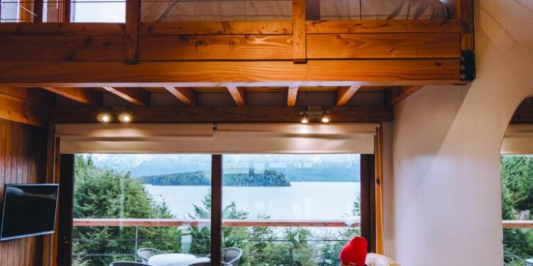 Casi todas las cabañas, departamentos y casas que alquilan tienen una ventana soñada con vista al lago.