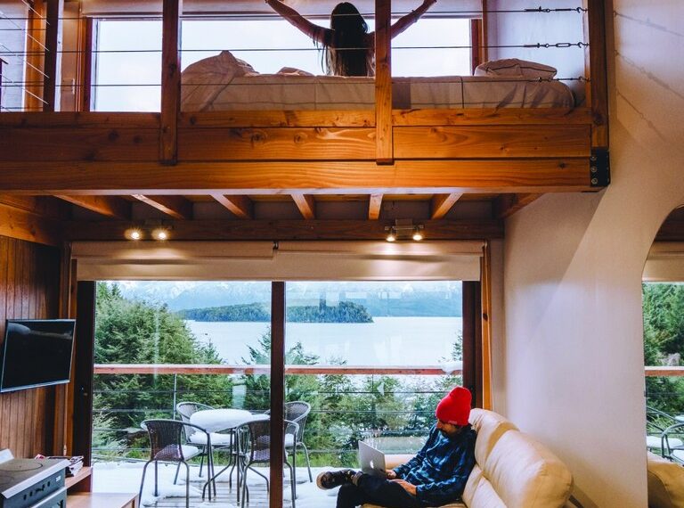 Casi todas las cabañas, departamentos y casas que alquilan tienen una ventana soñada con vista al lago.