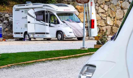 Una autocaravana en el Camper Pack Vielha
