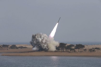 Fotografía facilitada por la agencia de noticias norcoreana KCNA que muestra las pruebas de lanzamiento de un sistema de lanzamisiles múltiple de largo calibre efectuado por Corea del Norte. EFE/KCNA/Archivo
