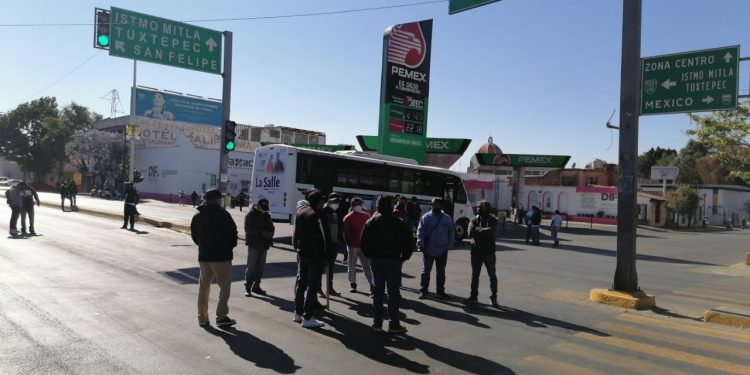 Sin argumento legal ex trabajadores del extinto seguro popular bloquean cruceros en plena pandemia para exigir recontratación (+Video)