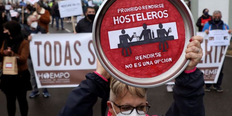 Hosteleros, comerciantes y agencias de viajes gallegas piden en la calle un plan de ayudas.