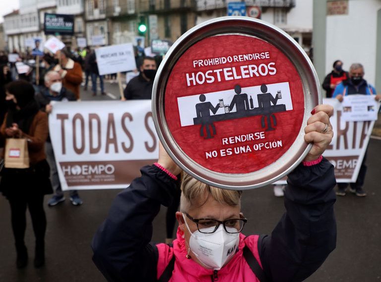 Hosteleros, comerciantes y agencias de viajes gallegas piden en la calle un plan de ayudas.