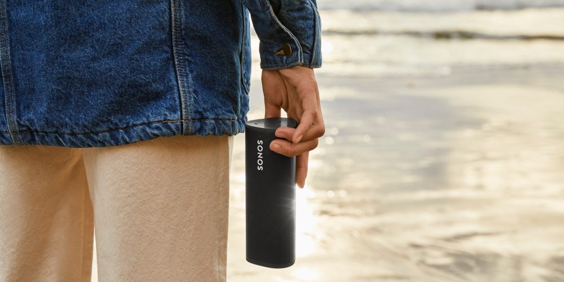Sonos Roam es un nuevo altavoz portátil potente, resistente al agua, dotado de sonido inteligente y un precio competitivo