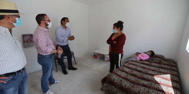 Supervisa Miguel Parrodi el programa de mejoramiento de vivienda en San Miguelito